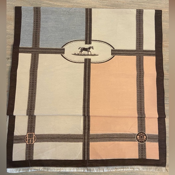 NWOT Stylish oversized Elegant Wrap Scarf. Winter Wrap Horse - Picture 1 of 8